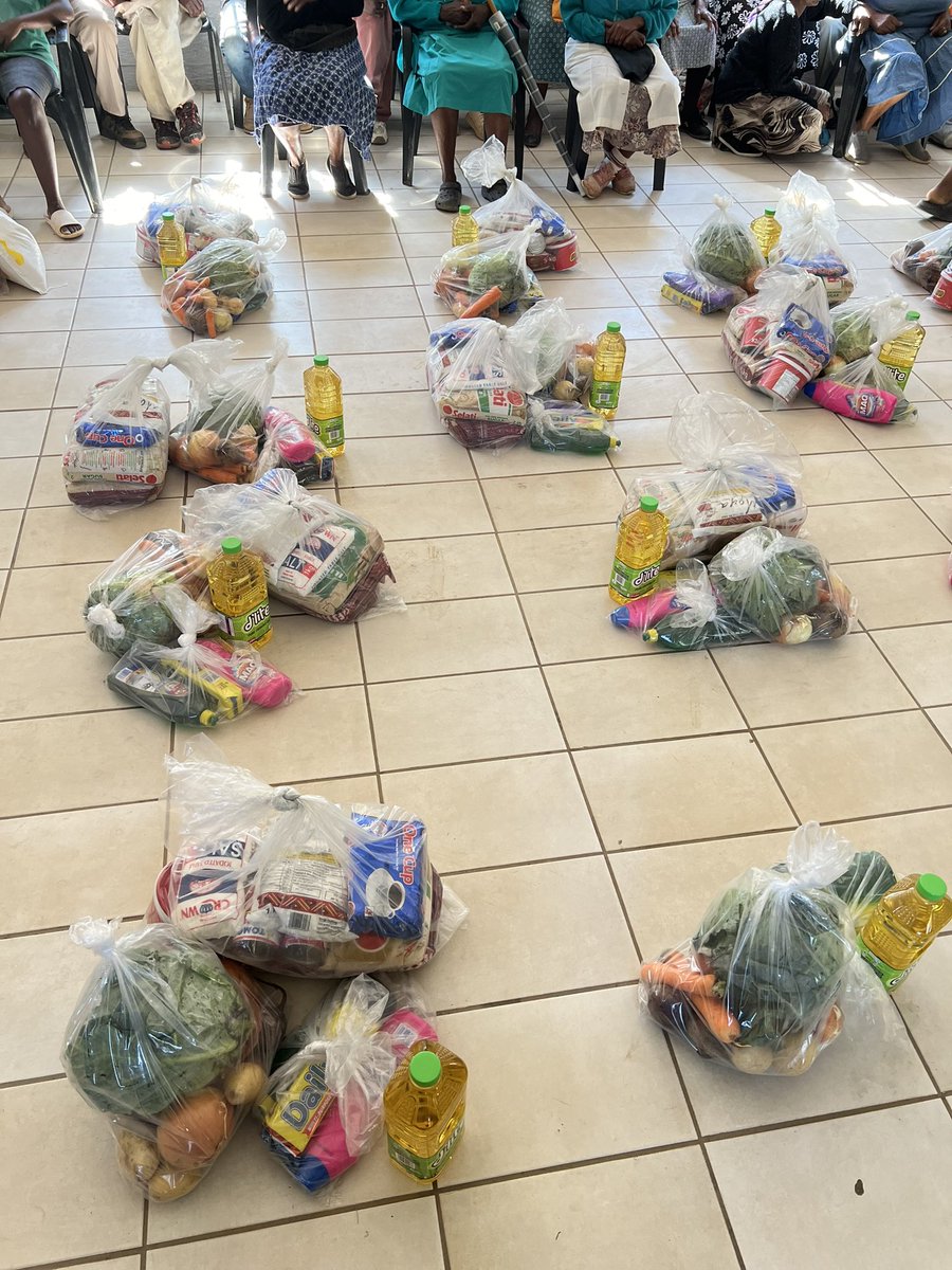 Eunice_Mgcina's tweet photo. Our program began with the gifting of food parcels to residents of Zandspruit whose informal dwellings were recently burnt; the elderly in the area, as well as those who are destitute.
#HelpingHands #Solidarity #TogetherWeRise #JoburgCares #WeServeJoburg #DevPlanCoJ #CoJ #Ward114 https://t.co/BjjKOcSaIu