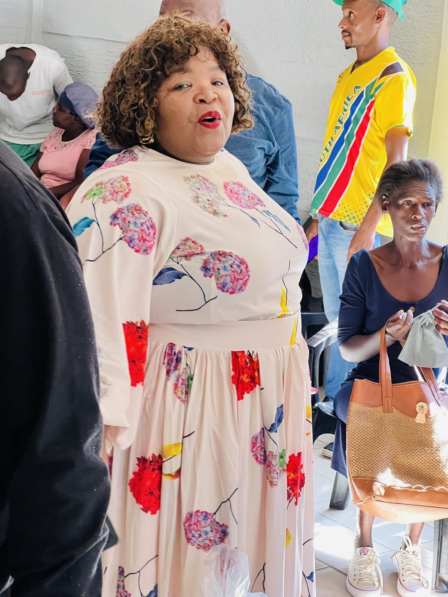 Eunice_Mgcina's tweet photo. Our program began with the gifting of food parcels to residents of Zandspruit whose informal dwellings were recently burnt; the elderly in the area, as well as those who are destitute.
#HelpingHands #Solidarity #TogetherWeRise #JoburgCares #WeServeJoburg #DevPlanCoJ #CoJ #Ward114 https://t.co/BjjKOcSaIu