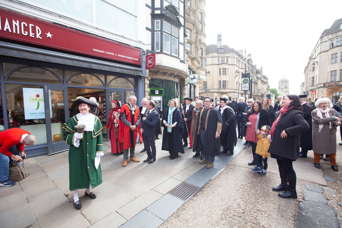 We celebrated Shakespeare’s birthday in Oxford yesterday. The @oxfordimps performed at @OxfordCastle and the town crier marked the occasion before medieval musicians led the procession through the streets to OPT’s Painted Room – where Shakespeare stayed👉 oxfordpreservation.org.uk