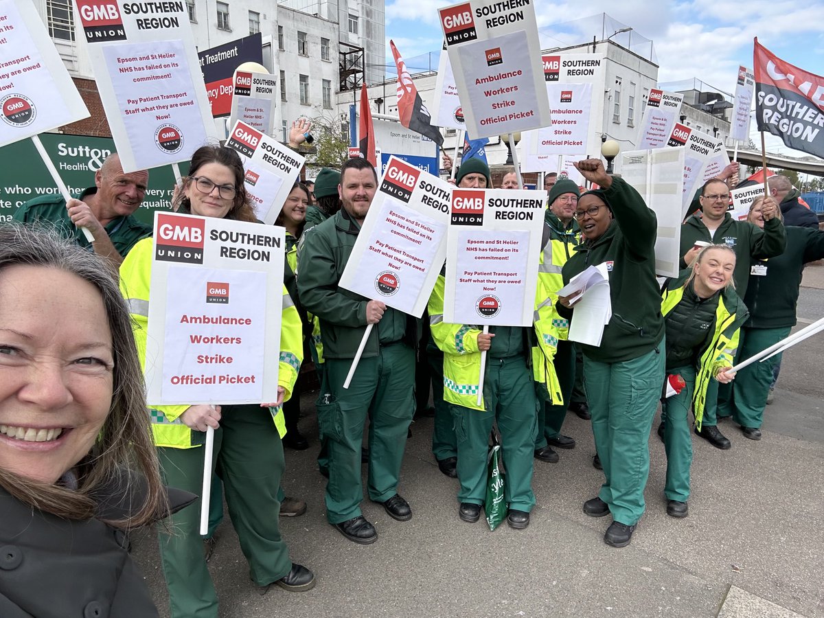 These fantastic #NHS Ambulance Care Assistants outside St Helier hospital, are on strike - they’re demanding that @epsom_sthelier backdate their London Living Wage to last October which the trust are refusing to pay 🤷🏻‍♀️ Solidarity @GMBSouthern ✊⁦@HelenNhs⁩