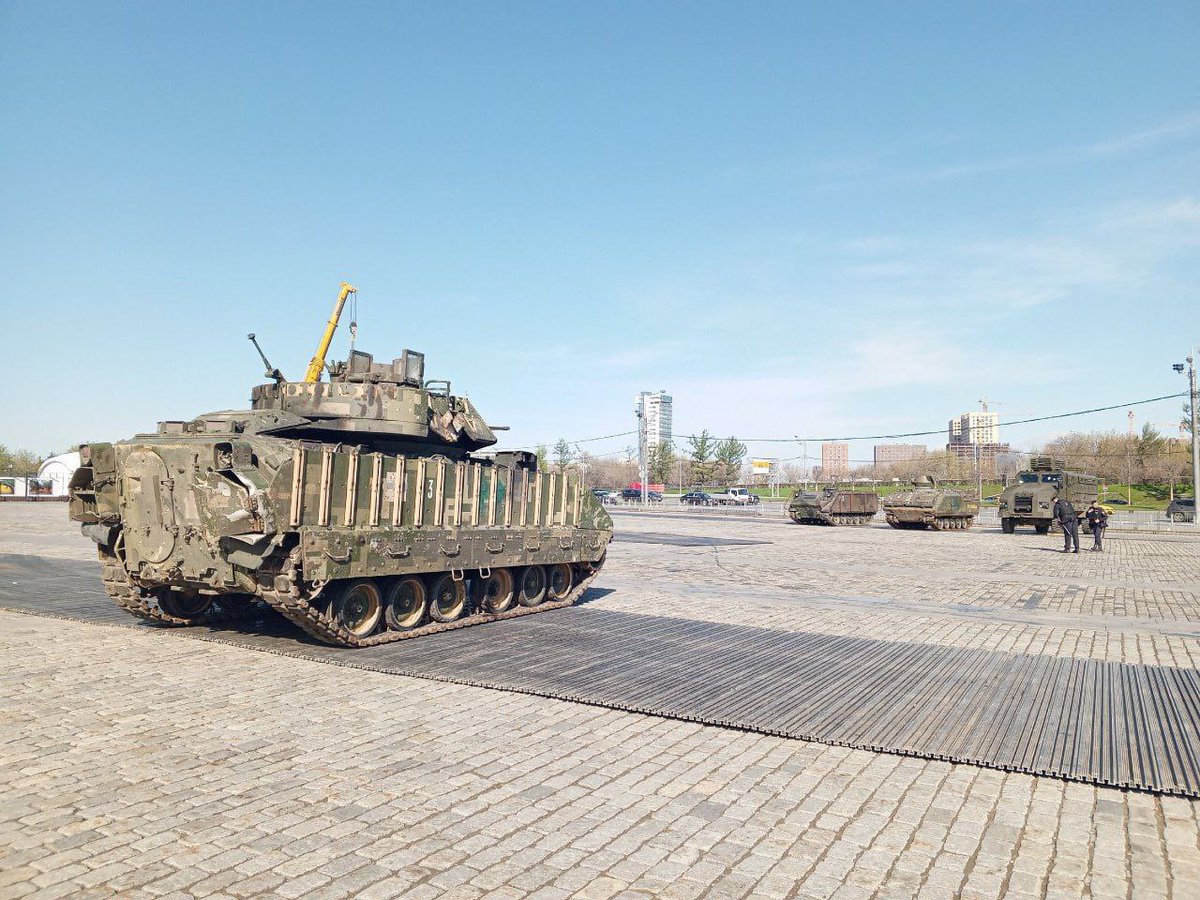 🔴 Rus Ordusunun Ukrayna'da ele geçirdiği NATO ülkelerine ait muharebe araçları Moskova'daki Zafer Parkında sergileniyor.