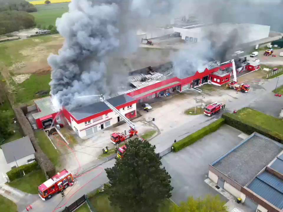 Le site d'une entreprise de charcuterie a pris feu à 6h, sur plus de 2000 m2 à Mesnils-sur-Iton. L'#incendie est maîtrisé. Merci aux 48 sapeurs-pompiers engagés. Les services de l'Etat se tiennent prêts à accompagner le chef d'entreprise et les salariés.