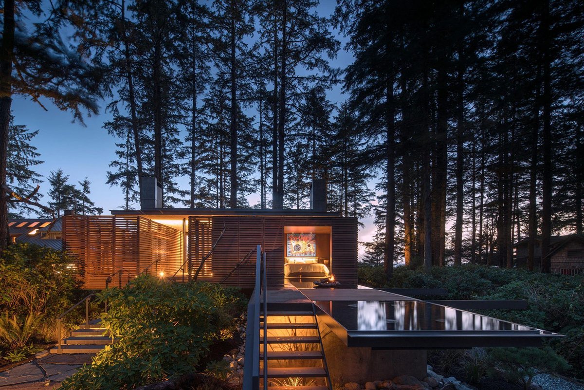 Beach house sanctuary floats above the forest floor in Tofino, BC
onekindesign.com/2020/04/27/bea…