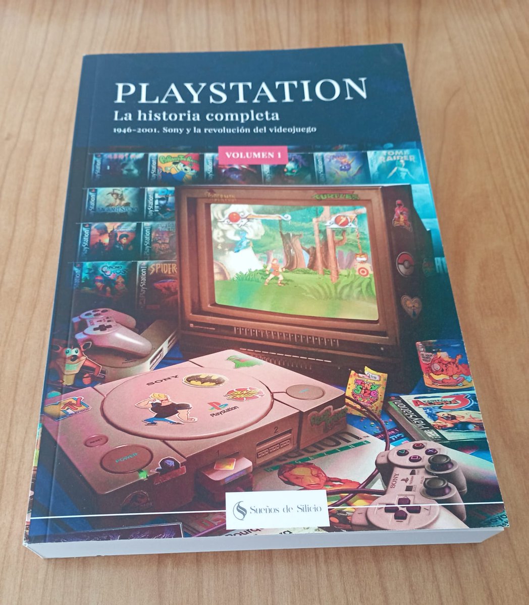 Para celebrar la semana del libro 📘sorteamos un ejemplar de ¨PlayStation: La Historia Completa¨ y te lo enviamos a casa. Para participar: ⭐️RT y Follow. Y si quieres cuéntanos cuál es tu recuerdo favorito con la PS1🎮. El domingo 28 anunciamos ganador. SUERTE A TODOS😊