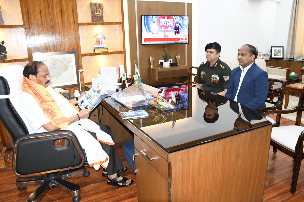 Col. Satyabrata Swain, #NCC Group Commander, Head Quarter, #Cuttack & Mr @1Rahulpatil, Co-Convenor Heartfulness Ride -Trilateral Bike Expedition of Sri Lanka, Bharat, Nepal paid a courtesy visit at Raj Bhavan today. @HQ_DG_NCC