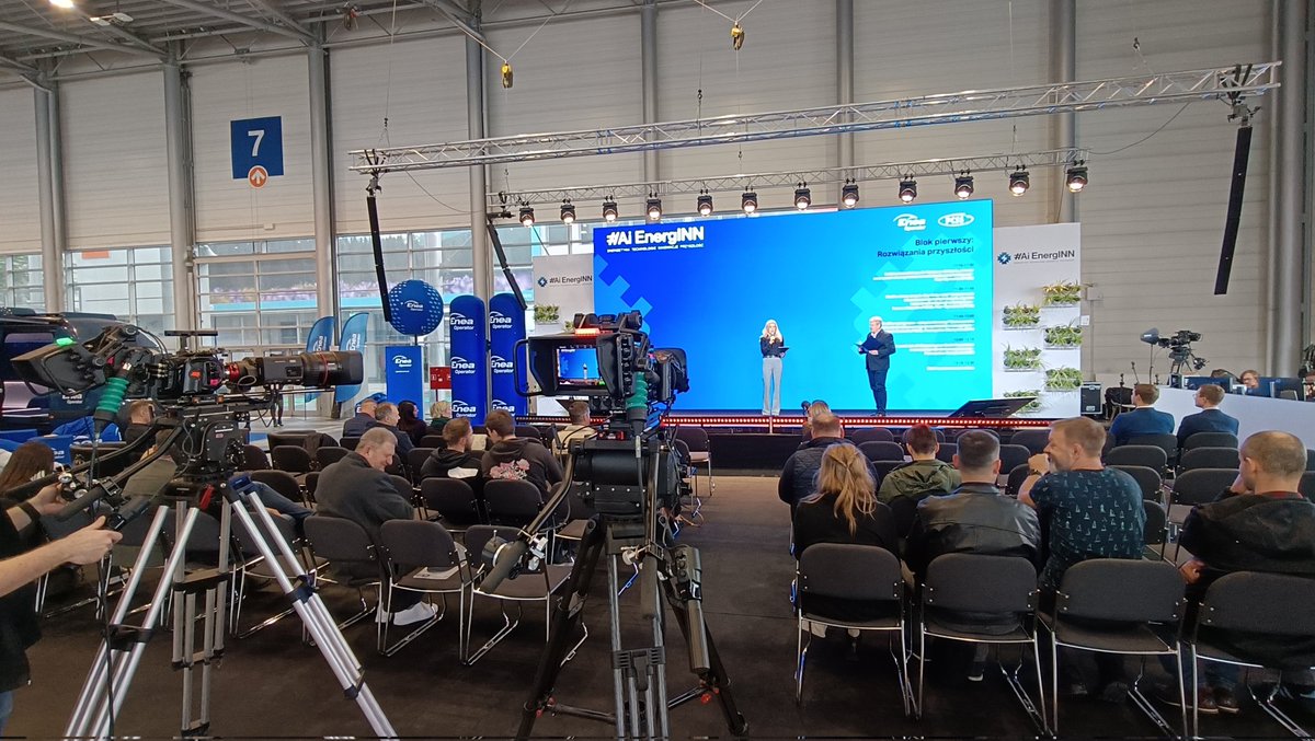 Grupa_Enea's tweet photo. #EneaNaKonferencjach 📍 Rozpoczął się drugi dzień konferencji #AI_EnergINN org. przez #EneaOperator i @pcss_psnc. Nasi eksperci mówią o przyszłości elektroenergetyki, która już się dzieje ‼ Zapraszamy do bezpłatnego udziału ➡️ https://t.co/aWzOA05eqK #VR #AI #Drony #EXPOPOWER https://t.co/NBvthIoDQ4