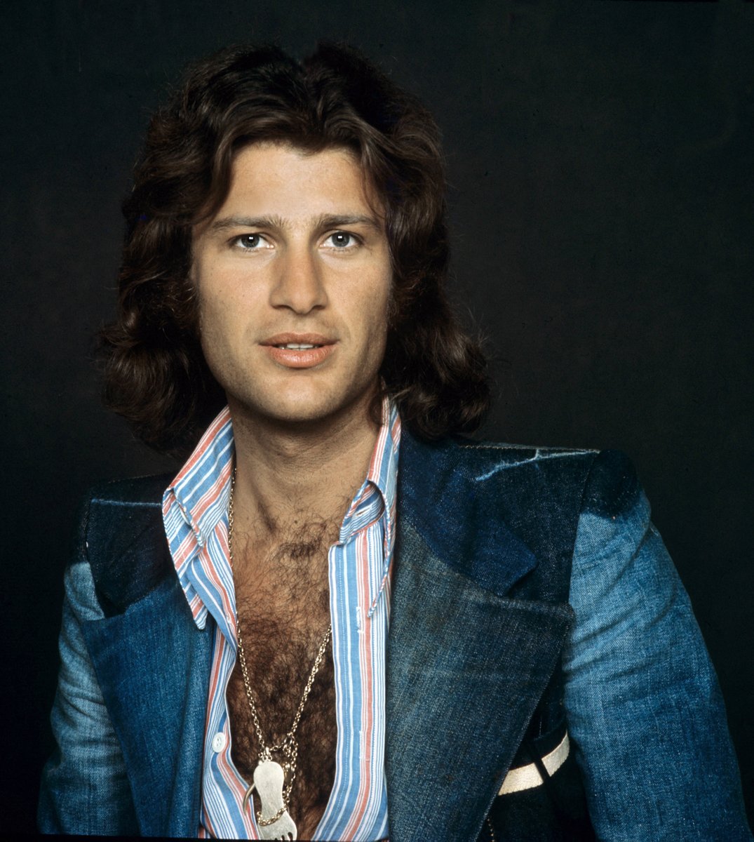 Paanteon's tweet photo. #lechanteurdujour
Dis-lui que j’ai bien fini
D’être malheureux...

25 avril 1975, Mike Brant se jette du 6e étage de son immeuble.
En 5 ans d’une carrière éclair, le chanteur israélien avait aligné les tubes et vendu un record de 15 millions de disques.
Une chanson souvenir ? https://t.co/T3WcZv5tcf