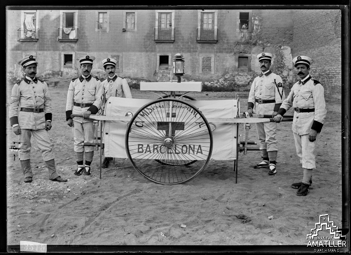 #DillunsaBarcelona
Retrat de grup dels membres de la Creu Roja de Barcelona.

📷  Mas C-3219 , 1907

#LunesenBarcelona
#Barcelona #Catalunya #Cataluña #archivo #arxiu #archive #photography #vintagephotography #fotografia #CruzRoja @CruzRojaEsp