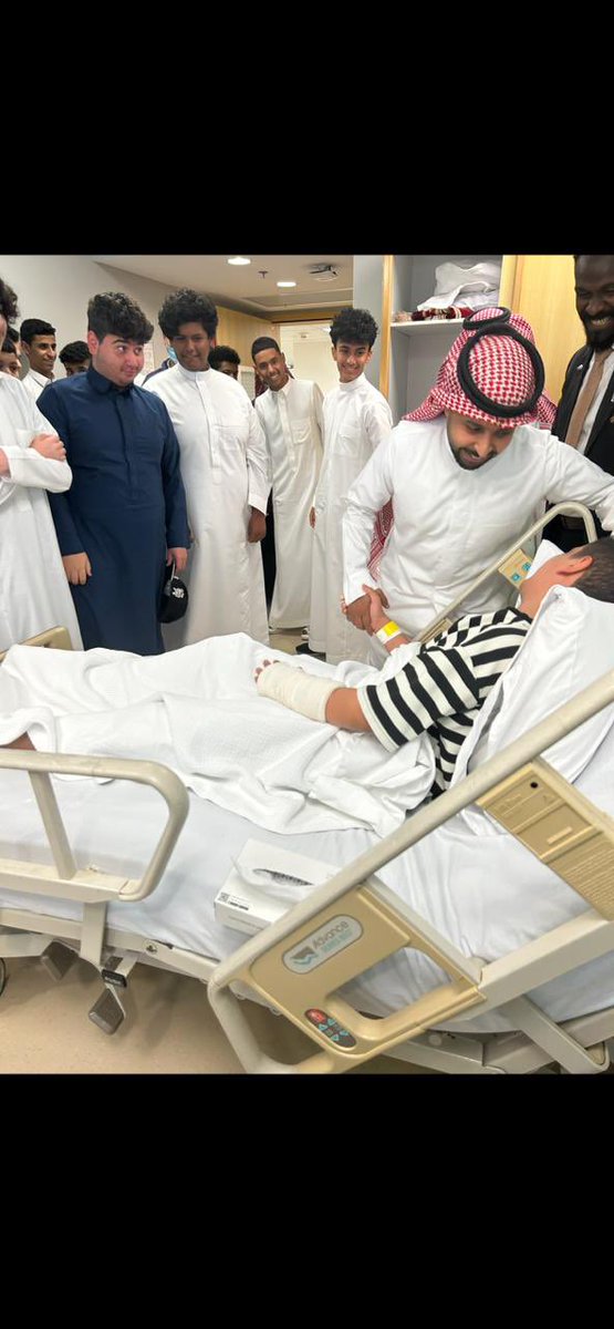 anjalelsafw's tweet photo. زيارة طلاب فصل ٣/ ١ بالقسم المتوسط زميلهم أحمد عبدالله الزهراني للاطمئنان عليه بعد إجراء عملية جراحية تكللت بالنجاح ولله الحمد
#تعليم_جده https://t.co/B2V3LGdE9z