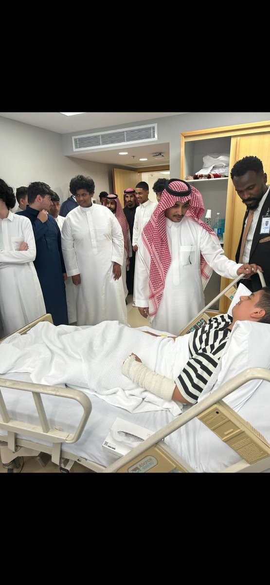 anjalelsafw's tweet photo. زيارة طلاب فصل ٣/ ١ بالقسم المتوسط زميلهم أحمد عبدالله الزهراني للاطمئنان عليه بعد إجراء عملية جراحية تكللت بالنجاح ولله الحمد
#تعليم_جده https://t.co/B2V3LGdE9z