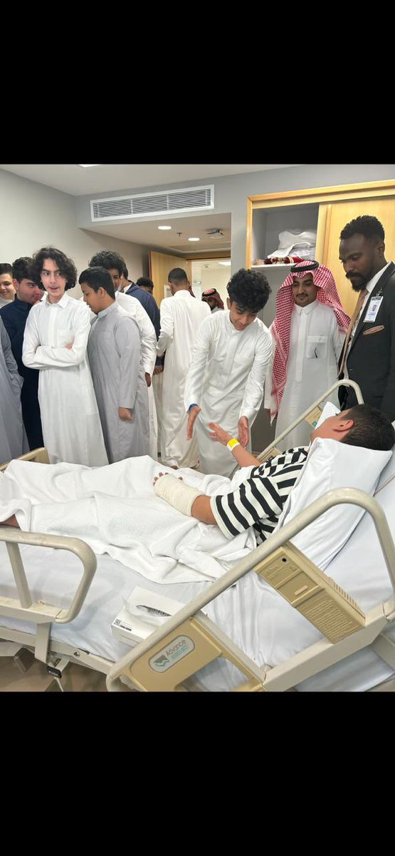 anjalelsafw's tweet photo. زيارة طلاب فصل ٣/ ١ بالقسم المتوسط زميلهم أحمد عبدالله الزهراني للاطمئنان عليه بعد إجراء عملية جراحية تكللت بالنجاح ولله الحمد
#تعليم_جده https://t.co/B2V3LGdE9z