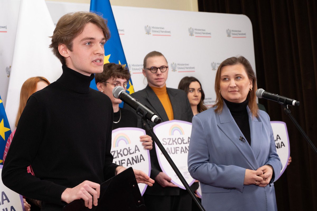 ✨ Dziś ogłoszone zostały wyniki 4. ogólnopolskiej edycji Rankingu Szkół Przyjaznych LGBTQ+. Pierwszy raz w historii wyniki zostały zaprezentowane w Ministerstwie Edukacji Narodowej. Zwycięskie szkoły otrzymają Tarcze Zaufania podpisane przez wiceministrę @PaulinaPW2024. 💬…