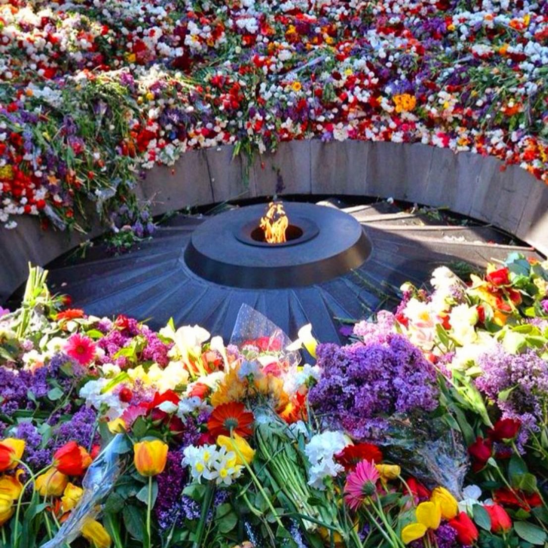 'Moi je suis de ce peuple qui dort sans sépulture' Charles Aznavour - Ils sont tombés 🌸
🇫🇷🇦🇲🕊 #genocidedesarmeniens #24Avril #DevoirdeMemoire 1/3