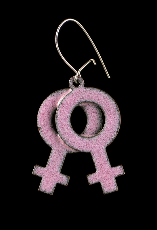 Earring made up of double women’s symbol. Currently on display in the Ours to Tell exhibition @The_Waterfront along with other objects and stories collected from lesbians living in Wales. Part of the #LGBTQ+ collection @AmgueddfaCymru #LVW24 #LesbianVisibilityWeek