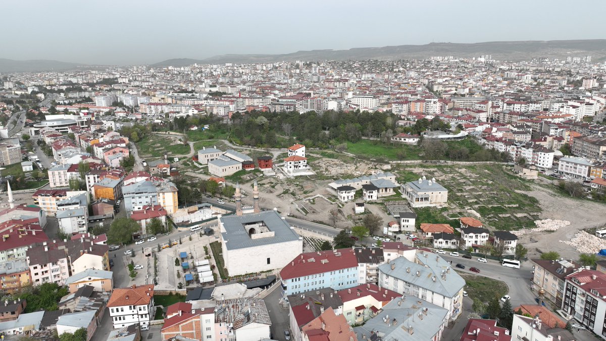 Ulu Cami ve Gök Medrese’yi bütünleştirerek Sivas'ın eski mahalle kültürünü yansıtacak olan Kale Projemizde incelemelerde bulunduk. Önümüzdeki yıldan itibaren projemizi önemli ölçüde tamamlayarak yapıların gün yüzüne çıktığını göreceğiz. Kale projemiz ile şehrimize yeni bir…