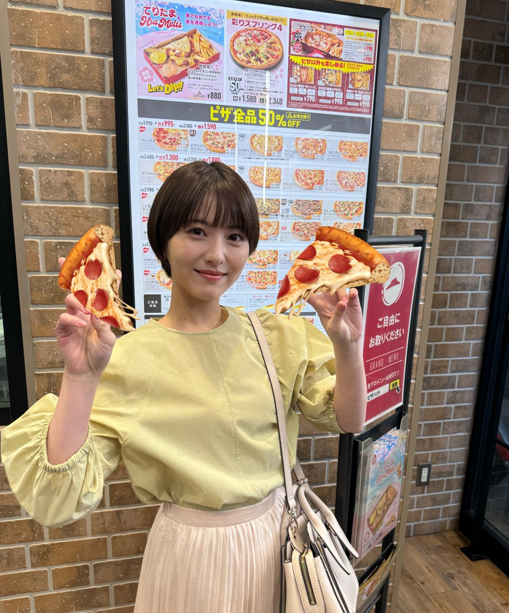 MINAMI373HAMABE's tweet photo. ピザハット新TVCM
「PIZZA BEAUTIFUL DAY!」篇
「今夜はピザる?」篇が公開されました🪼
最近わたしは、直火焼きテリマヨチキンに大ハマりしてます…🪼
しかも生地は、どちらかというとハンドトス派だったのですがスペシャルクリスピーのサクサク感にどハマりしてます🪼
皆さん、今夜はピザる？ https://t.co/OH5mklLYsy