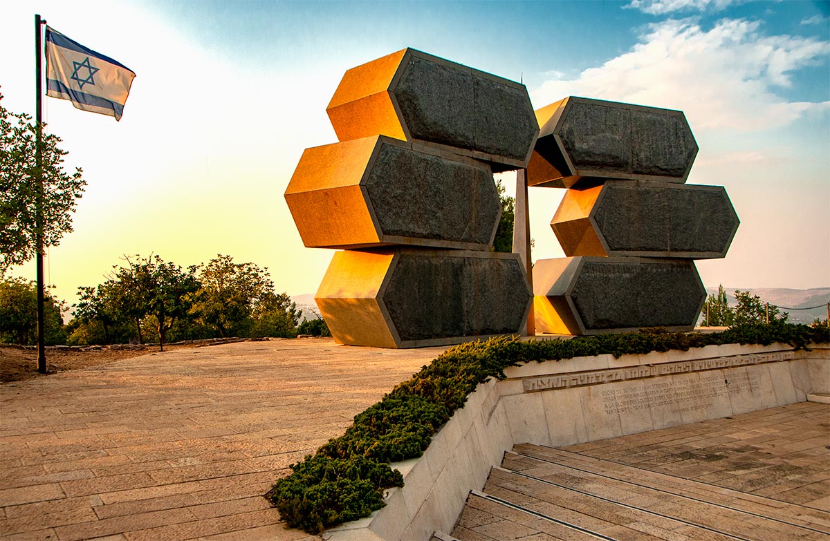 Are you visiting #Israel this #Passover? Discover Yad Vashem's monuments, sculptures, and memorials across landscaped grounds throughout the Mount of Remembrance Admission to Yad Vashem is free Registration fees apply Book your visit here: ow.ly/Fck850IBFME