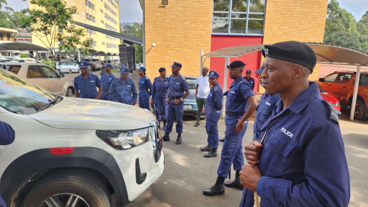 The @EswatiniGovern1 is blocking leaders of Public Sector Unions (PSUs) from entering the Ministry of Public Service (MoPS) using armed to the teeth Police Officers. Unions are demanding collective bargaining. @ILOAfrica @eduint