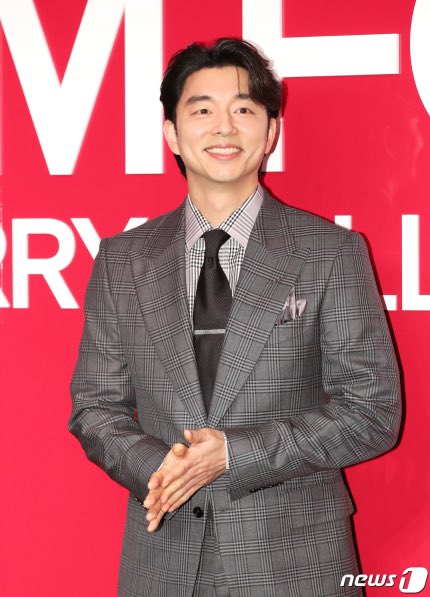 #GongYoo reportedly to lead Noh Hee-kyung’s new drama alongside #SongHyeKyo. 

The drama depicts the story of people who works in TV station.