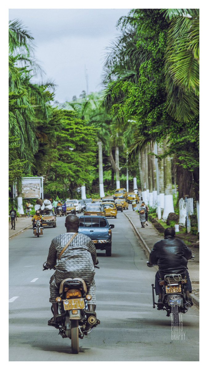 La mobilité urbaine rencontre l'énergie humaine à Yaoundé. 🏍️

Cette image capte le flux quotidien de détermination et de dynamisme, éléments clés de la croissance économique en milieu urbain. 🏙️🌿 Une fenêtre sur la vitalité de la capitale camerounaise. 

#BaladeAuCameroun 🇨🇲📷