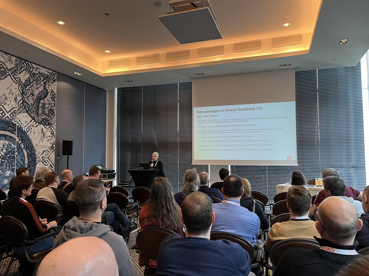 MartinDBA's tweet photo. Very good turnout at @JulianDontcheff session about whatโs new in PL/SQL. #APEXConnect https://t.co/iGXKS12CuA