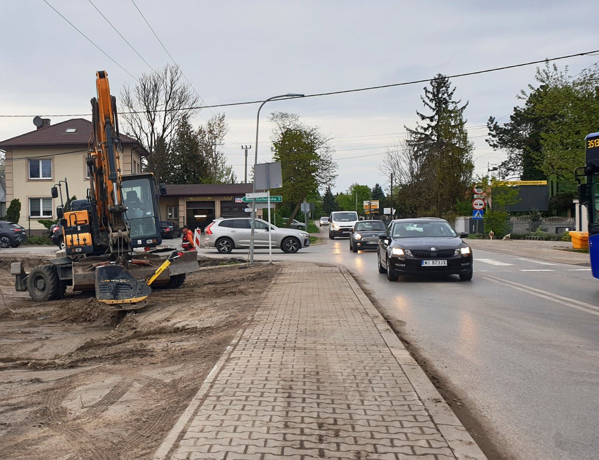 Starostwo's tweet photo. ❗️Od czwartku 25.04 ruszamy z budową ronda na skrzyżowaniu ul. Gołkowskiej z Ceramiczną w Gołkowie. Na ul. Gołkowskiej ruch będzie bez zmian, łącznik między ulicami będzie wyłączony z ruchu.
Przystanek Gołków-Wieś 01 zostanie przeniesiony przed skrzyżowanie z Ceramiczną. https://t.co/wFyVmADZ8t