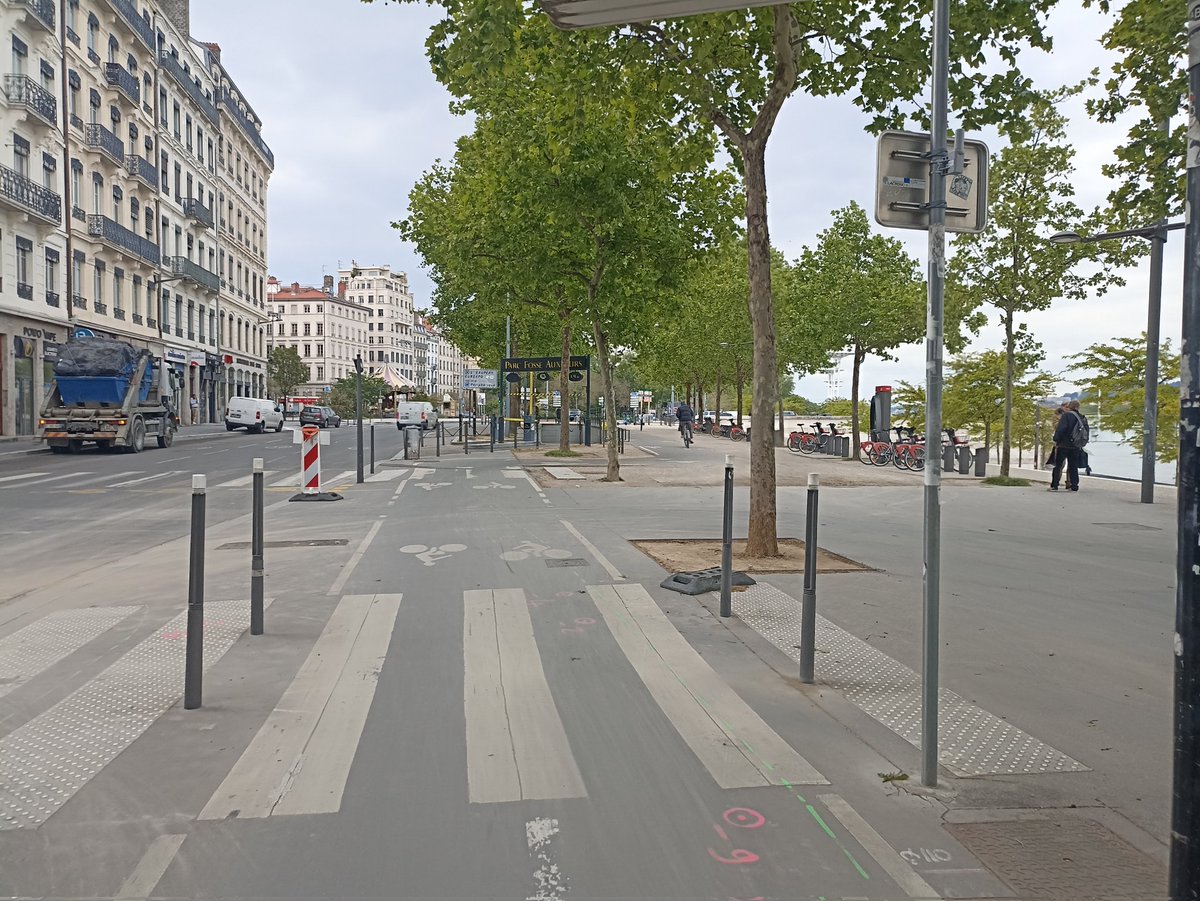 LyonAVelo's tweet photo. Augagneur sud, ça avance #VL1
Bientôt le zigzag infernal de l'histoire ancienne ?
https://t.co/uqRTbO8Urf https://t.co/NTEruaRbnG