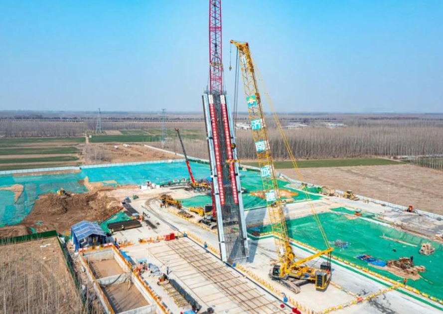 The first underground continuous wall reinforcement cage of Jinan Huangtunnel Project (Phase I) by Jinan Urban Construction Group has been successfully installed, laying a solid foundation for the following main structure construction and shield tunneling.  #JinanChina 🏗️🚇