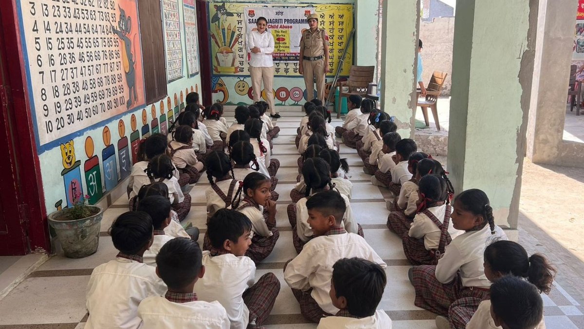 #ShaktiHelpDesk of Ferozepur Police conducted an awareness seminar at Govt. Primary School, Kulgarhi, to educate children about domestic violence, good touch & bad touch, child abuse & #Helpline numbers 112 & 1098. #SaanjhShakti