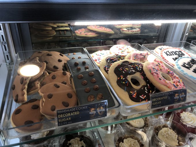 SweetSpotBakes's tweet photo. The best chocolate cookies around only available at sweetspot bakeries. Rush in today on offer for only 2.99 per bag of three cookies.
#offer #cookies #chocolatecookie #sweetspot https://t.co/MDwOBLtdzu