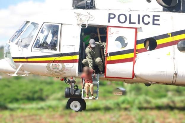 bbcswahili's tweet photo. Mvulana wa Kenya aliyenaswa na mafuriko aokolewa kwa helikopta
https://t.co/OLgelpYjT1 https://t.co/F5zrHTHQT1