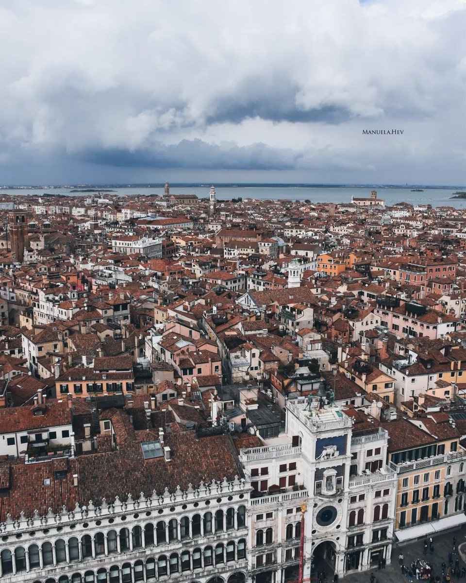 A #Venezia oggi doppi festeggiamenti! Oltre alle celebrazioni per #SanMarco, patrono della città, la laguna e la provincia si riempiono di appuntamenti per il #25aprile, Anniversario della liberazione d’Italia. Programma completo 👇 🇮🇹 tinyurl.com/5ecrb86v #VisitVeneto