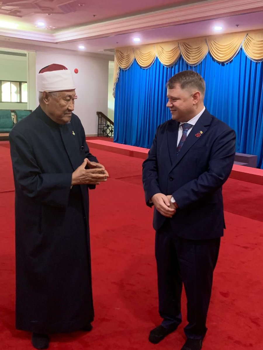 This morning Defence Advisor Sanderson & I introduced 🇦🇺 Flight Lieutenant Abdul Kader, Islamic Chaplain at @AusAirForce, to 🇧🇳’s State Mufti - a fellow Al-Azhar Cairo alumnus. Our wide-ranging conversation covered topics including sustainable development and valuing diversity.