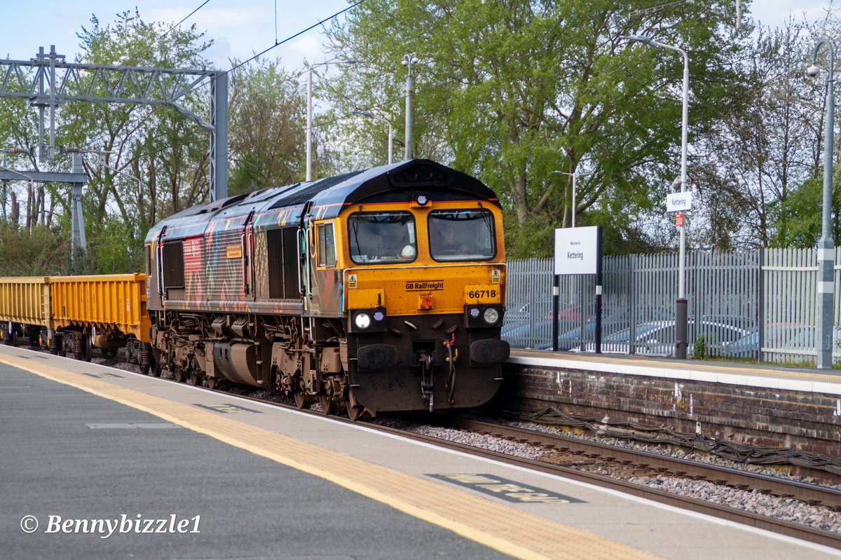 #Shedwatch 66718 'Peter, Lord Hendy of Richmond Hill' cruises through Kettering, the station of many nameboards. @GBRailfreight