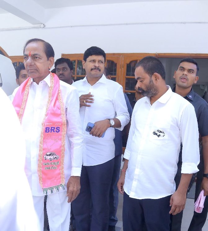 KBR_BRS's tweet photo. మిర్యాల గూడ కు బయల్దేరిన #KCR sir🙏🏻

@KTRBRS 
@RajuShambipur 
@TSwithKCR 
@BRSparty https://t.co/3oRiTug001