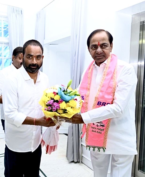 KBR_BRS's tweet photo. మిర్యాల గూడ కు బయల్దేరిన #KCR sir🙏🏻

@KTRBRS 
@RajuShambipur 
@TSwithKCR 
@BRSparty https://t.co/3oRiTug001