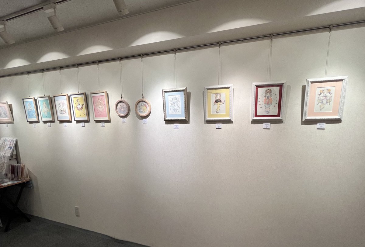 遅ればせながら…
本日からの「キュート!」展、無事に展示できました!29日までどうぞよろしくお願いいたします…!🤍
在廊中にドローイング3点お迎えいただけました…!とっても嬉しいです…!ありがとうございます…!ドローイングは29日に追納考えています!