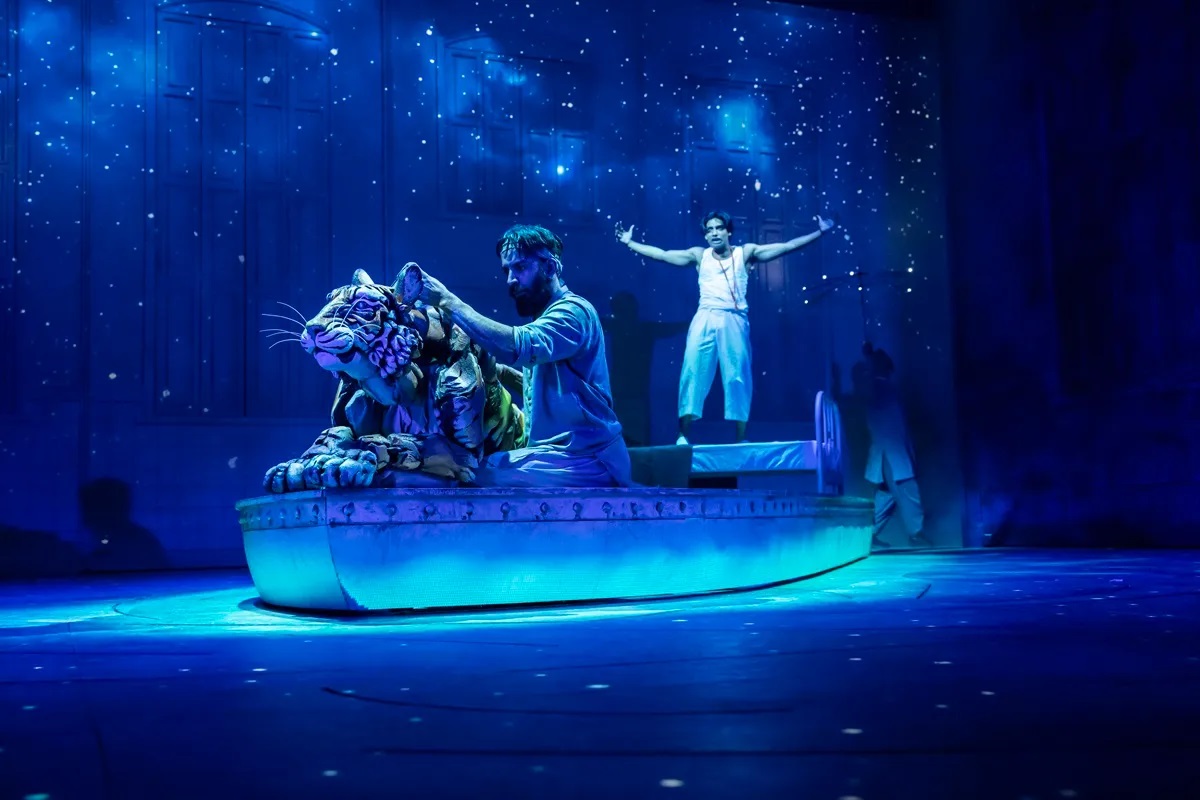 A multi award winning novel, a 4 Oscar film and now a play with 5 Oliviers and 3 Tonys to its name, @LifeofPiUK washes up @WolvesGrand in a 5* feast of imagination, wonderful puppetry and a masterclass in the art of story telling. Simply magical theatre. behindthearras.com/Reviewspr/2024…