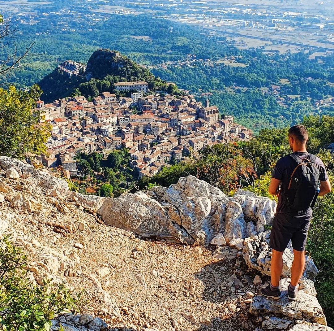 Il Sentiero di Dante a #Patrica è un itinerario ad anello di 8 chilometri sul monte Cacume lungo il quale potrete ammirare 12 installazioni con personaggi che Dante incontrò durante il suo viaggio narrato nella Divina Commedia. 📸IG hiking_abruzzo #VisitLazio