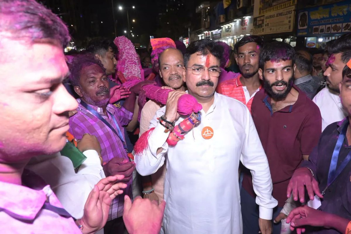 shewale_rahul's tweet photo. धारावी क्रॉस रोड येथील शिवराम नारायण चाळ हिंदू भूमी क्रिडा मंडळातर्फे आयोजित करण्यात आलेल्या ज्योतिबा पालखी सोहळ्याला उपस्थित राहिलो. यावेळी  पालखी खांद्यावर घेण्याचे भाग्य लाभले.
#shivsena #dharavi #jotibachyanavanachangbhala 
@BJP4India @Shivsenaofc https://t.co/OzKXC4gFtr