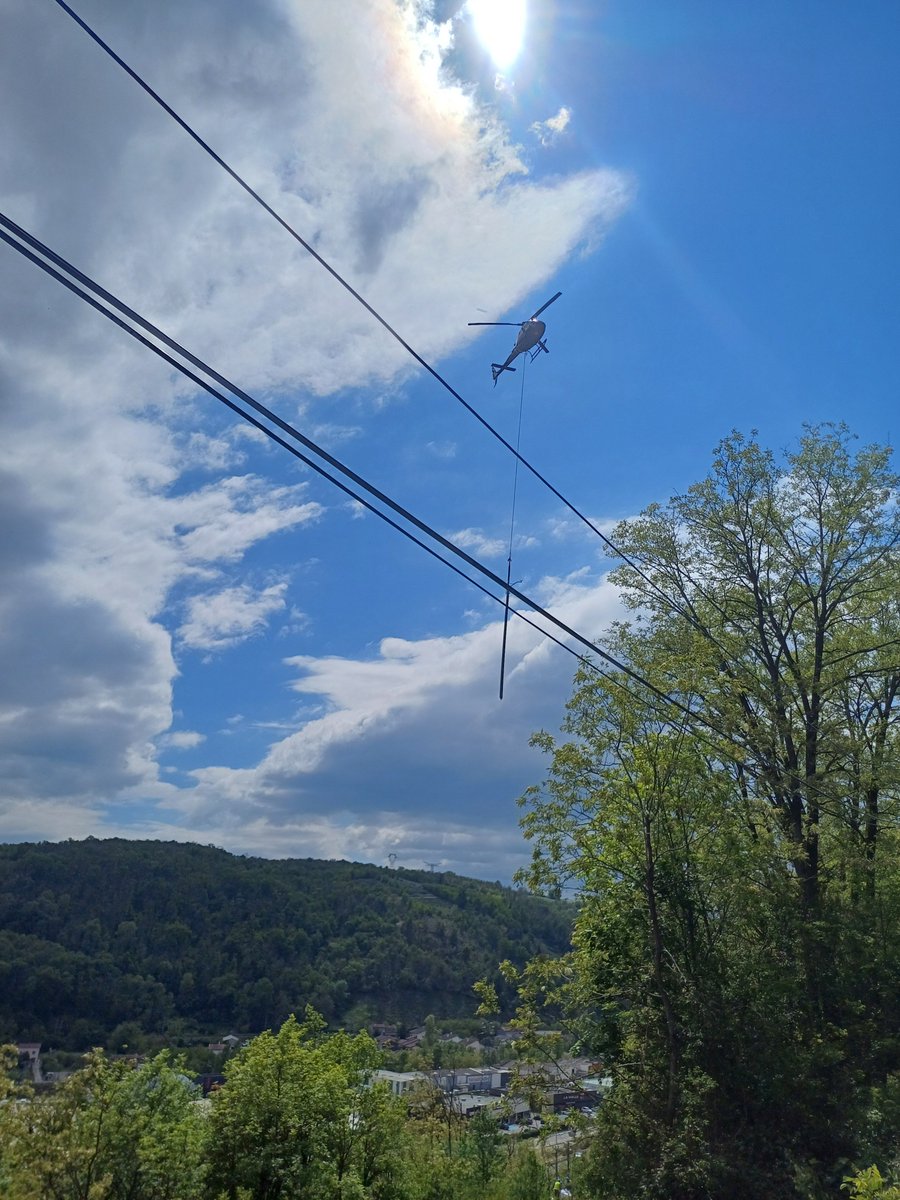 👀 Un chantier #aérien impressionnant a eu lieu hier après-midi à Givors : 4 poteaux du réseau public de distribution d'#électricité ont été remplacés par 🚁 en moins d'1h, dans cette zone difficile d'accès
👏 Bravo aux équipes pour la réussite de ce #chantier !