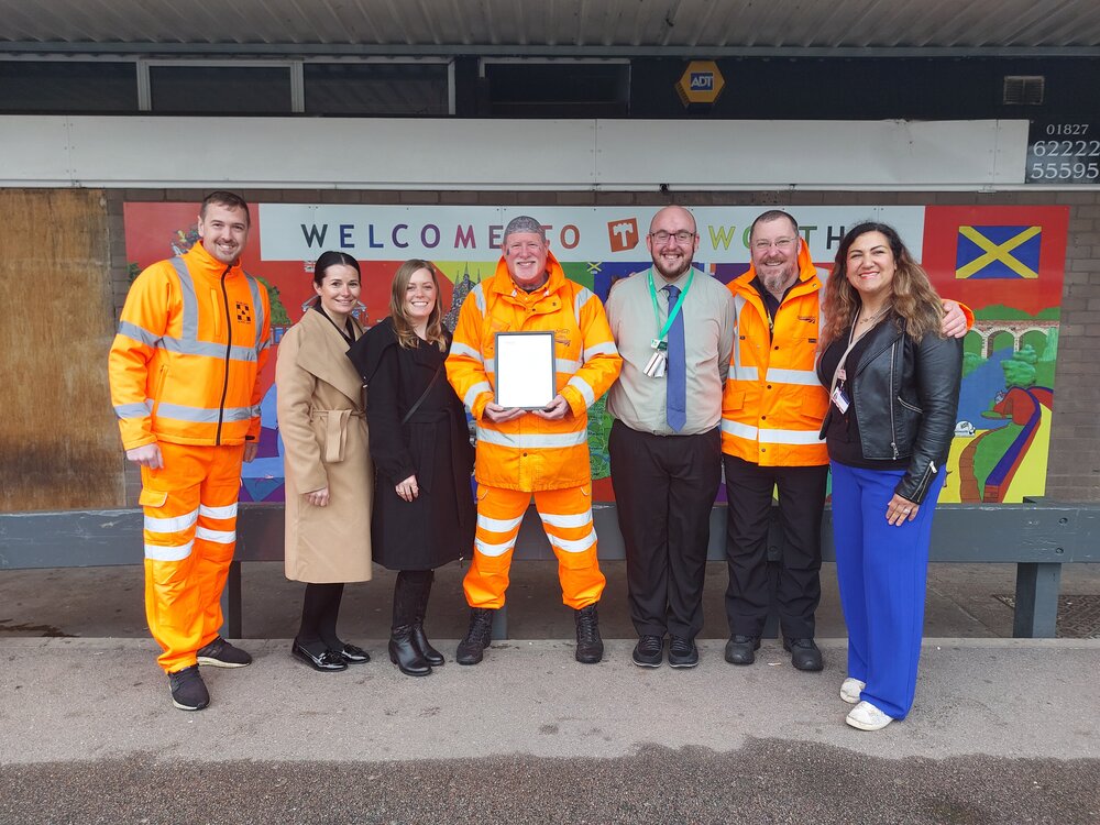Our @LNRailway station team at #Tamworth were pleased to welcome @SarahEdwardsTam and representatives from @NetworkRailBHM to present an award to Marcus from @Vital_HRL (centre) for his work looking out for vulnerable passengers in times of crisis. ❤️👏