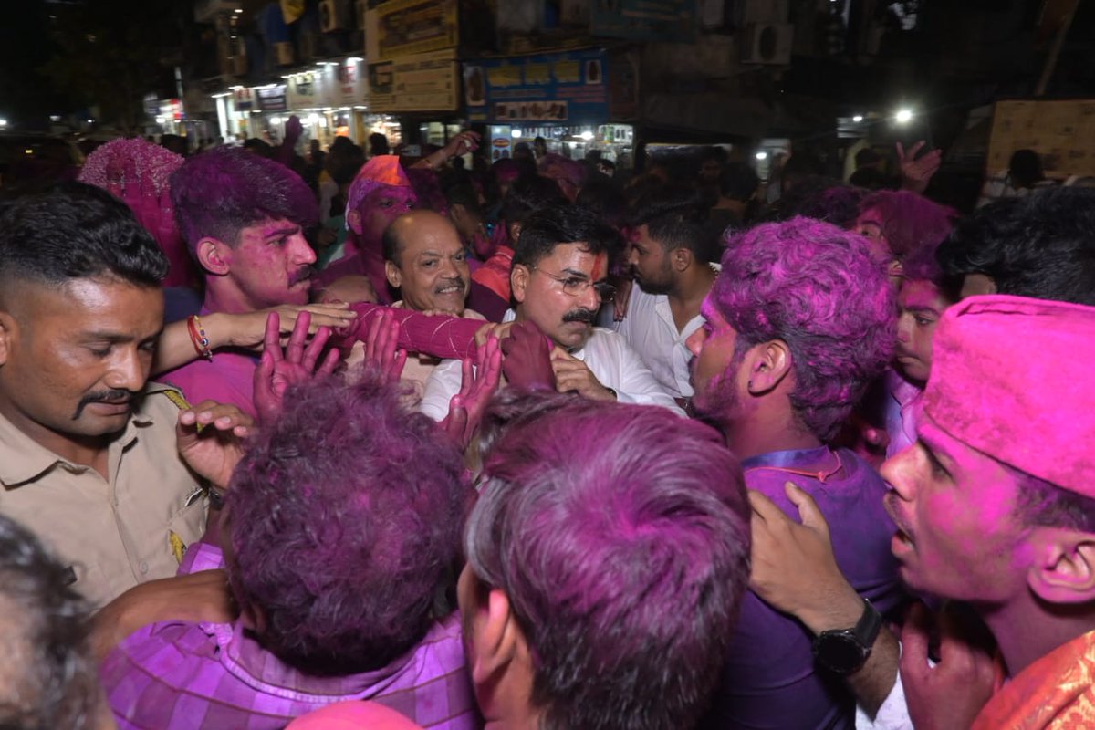 shewale_rahul's tweet photo. धारावी क्रॉस रोड येथील शिवराम नारायण चाळ हिंदू भूमी क्रिडा मंडळातर्फे आयोजित करण्यात आलेल्या ज्योतिबा पालखी सोहळ्याला उपस्थित राहिलो. यावेळी  पालखी खांद्यावर घेण्याचे भाग्य लाभले.
#shivsena #dharavi #jotibachyanavanachangbhala 
@BJP4India @Shivsenaofc https://t.co/OzKXC4gFtr
