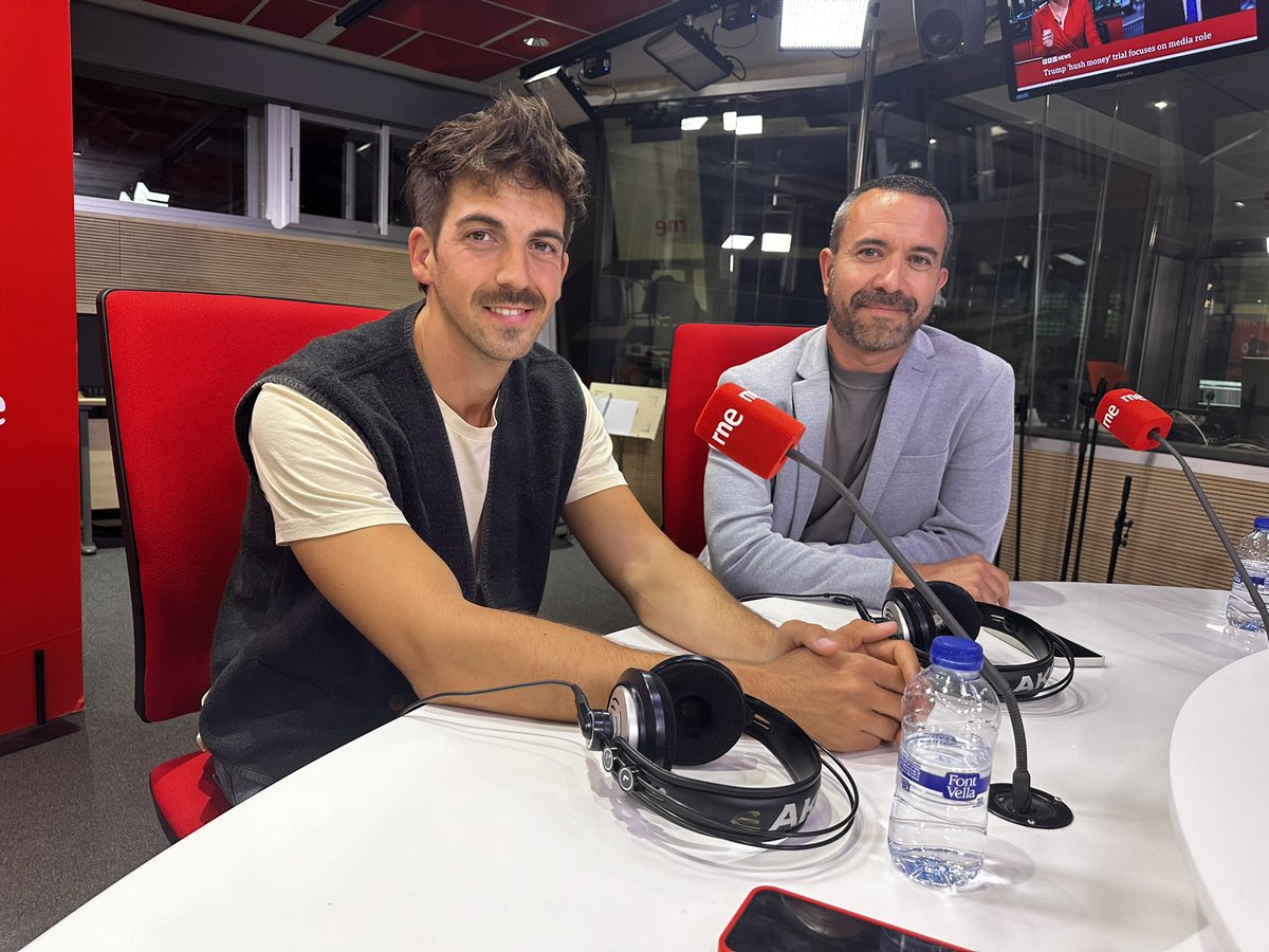 Anoche en la radio con @ivalomusica y José Imhof. Hablamos de elegir, de referentes... y también de aduladores y pelotas con @Luis_Muino. Un inspirador rato de radio cómplice: rtve.es/play/audios/ge…