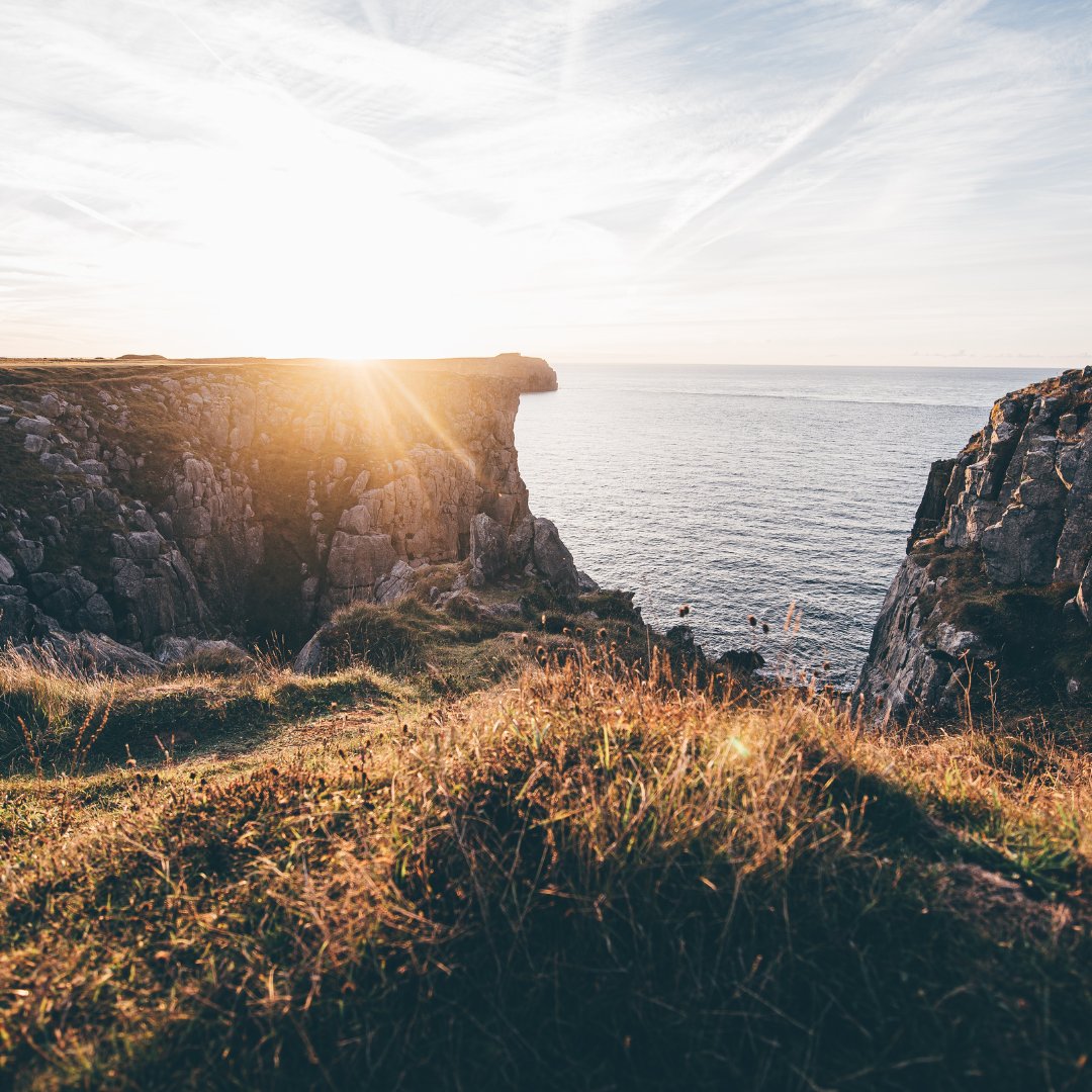Our dramatic landscapes and ever-changing light never fail to provide inspiration to budding and professional artists alike! 🖼️😍 With something eye-catching around every corner, it would be impossible to not capture the beauty of our coast 💚