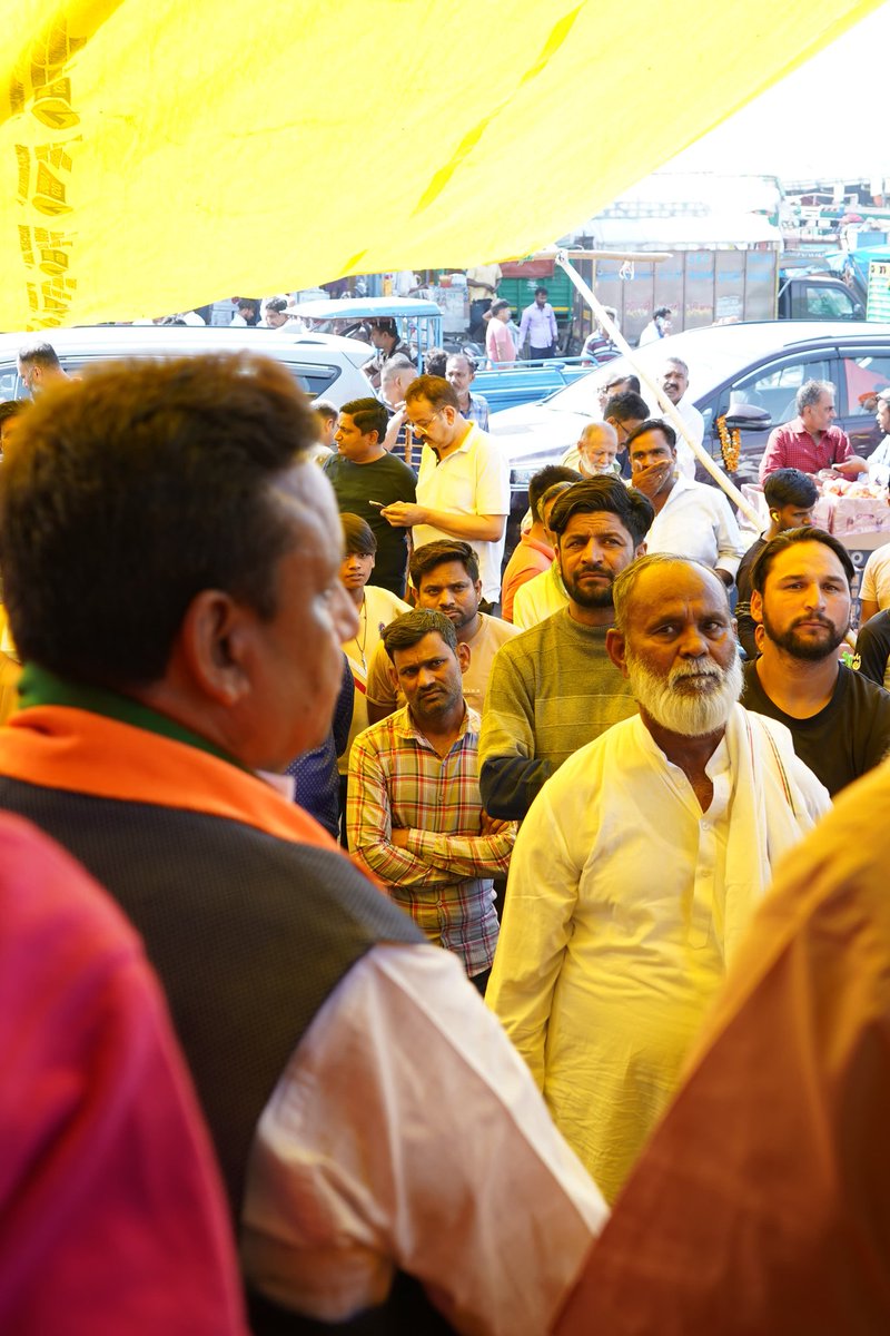 जनता है तैयार #PhirEkBaarModiSarkar आजादपुर मंडी में व्यापारी, पल्लेदार और मज़दूर भाइ–बहनों के साथ चर्चा की। इस दौरान व्यापार समेत विभिन्न विषयों पर विस्तारपूर्वक संवाद हुआ। मा. प्रधानमंत्री @narendramodi जी की सरकार व्यापारियों को सभी साधन उपलब्ध करवा रही है। सभी कह रहे हैं