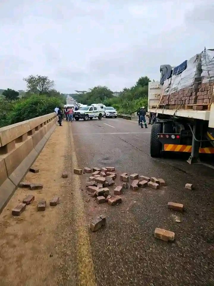 R40 Road Completely Closed, Acornhoek: The R40 road is completely barricaded at Rainbow Bridge , Casteel village between Acornhoek and Bushbuckridge.The protesters used a truck carrying bricks to barroad. Motorist are advised to use alternative routes if they are any.