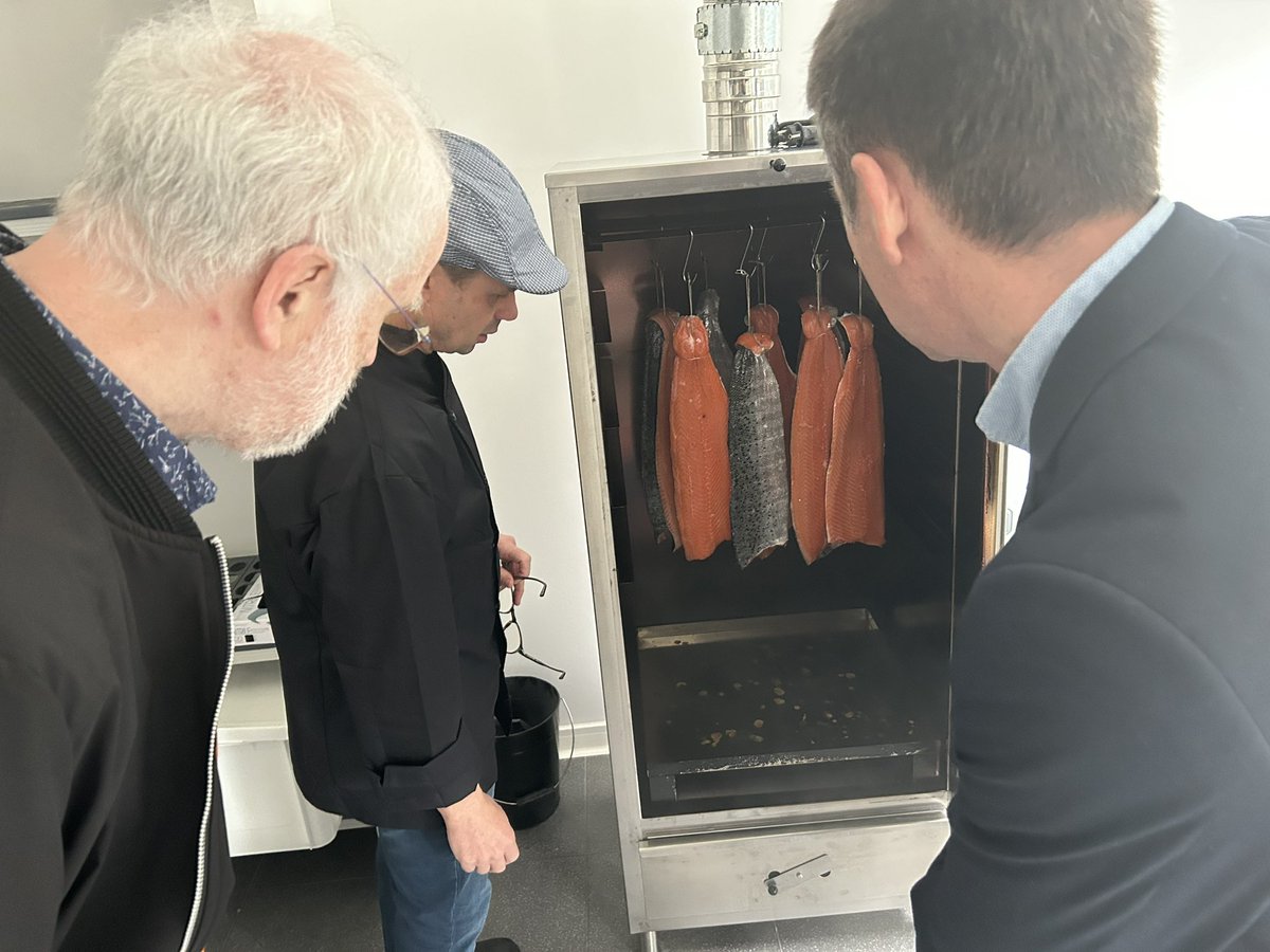 🐟 Avec mon collègue Maire #SaintLyphard, Claude Bodet, pour visiter le « Fumoir des 2 Marais » dans sa commune. Laurent, artisan fumeur de profession, propose des poissons issus de la pêche durable fumés au bois de hêtre et au sel de #Guérande. Une pépite de notre territoire !