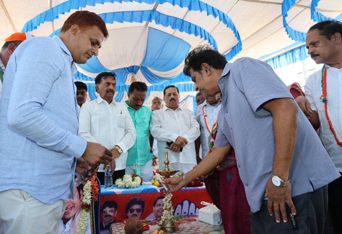 Geetha_Shivann's tweet photo. ಶಿವಮೊಗ್ಗ ಗ್ರಾಮಾಂತರ ವಿಧಾನಸಭಾ ಕ್ಷೇತ್ರದ ಸಿದ್ಲೀಪುರ ಗ್ರಾಮದಲ್ಲಿ ಆಯೋಜಿಸಲಾಗಿದ್ದ ಮಂಗೋಟೆ, ಸನ್ಯಾಸಿ ಕೊಡಮಗ್ಗಿ ಹಾಗು ಸಿದ್ಲೀಪುರ ಗ್ರಾಮ ಪಂಚಾಯತಿ ಮಟ್ಟದ ಪ್ರಚಾರ ಸಭೆಯಲ್ಲಿ ಭಾಗವಹಿಸಿ ಮತಯಾಚನೆ ಮಾಡಿದೆನು.
#ParliamentElection2024 #LokSabhaElections2024 #memberofparliament #MadhuBangarappa #shivarajkumar https://t.co/B9qPbOoR9e