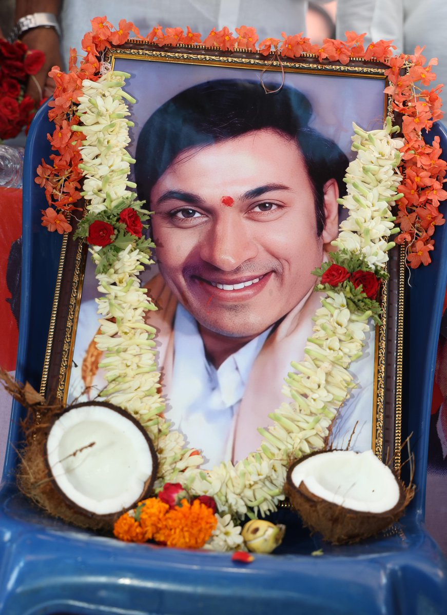 Geetha_Shivann's tweet photo. ಶಿವಮೊಗ್ಗ ಗ್ರಾಮಾಂತರ ವಿಧಾನಸಭಾ ಕ್ಷೇತ್ರದ ಸಿದ್ಲೀಪುರ ಗ್ರಾಮದಲ್ಲಿ ಆಯೋಜಿಸಲಾಗಿದ್ದ ಮಂಗೋಟೆ, ಸನ್ಯಾಸಿ ಕೊಡಮಗ್ಗಿ ಹಾಗು ಸಿದ್ಲೀಪುರ ಗ್ರಾಮ ಪಂಚಾಯತಿ ಮಟ್ಟದ ಪ್ರಚಾರ ಸಭೆಯಲ್ಲಿ ಭಾಗವಹಿಸಿ ಮತಯಾಚನೆ ಮಾಡಿದೆನು.
#ParliamentElection2024 #LokSabhaElections2024 #memberofparliament #MadhuBangarappa #shivarajkumar https://t.co/B9qPbOoR9e